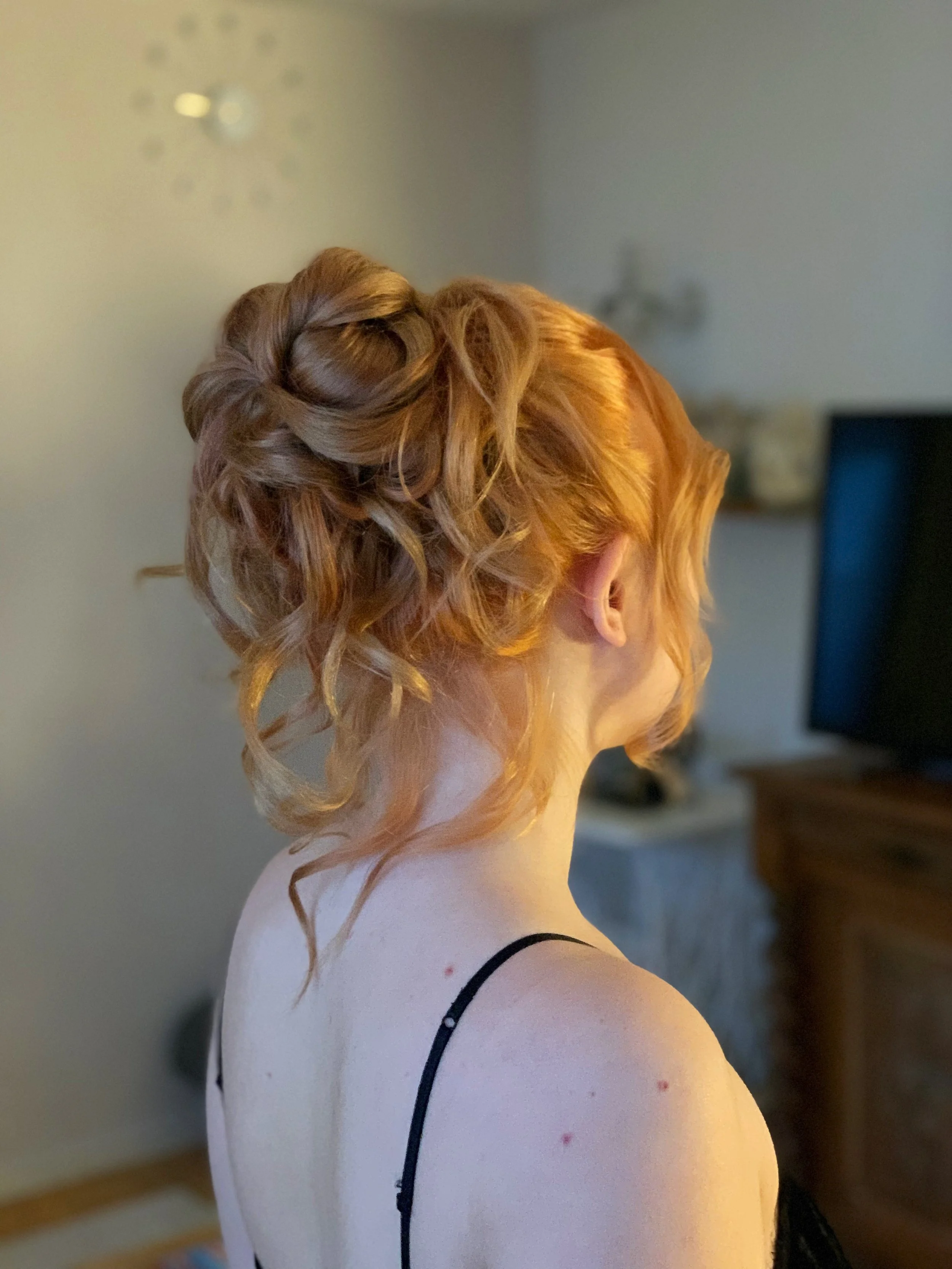 Juhlakampaus punaisiin hiuksiin tehtynä, kuvattuna Helsingissä