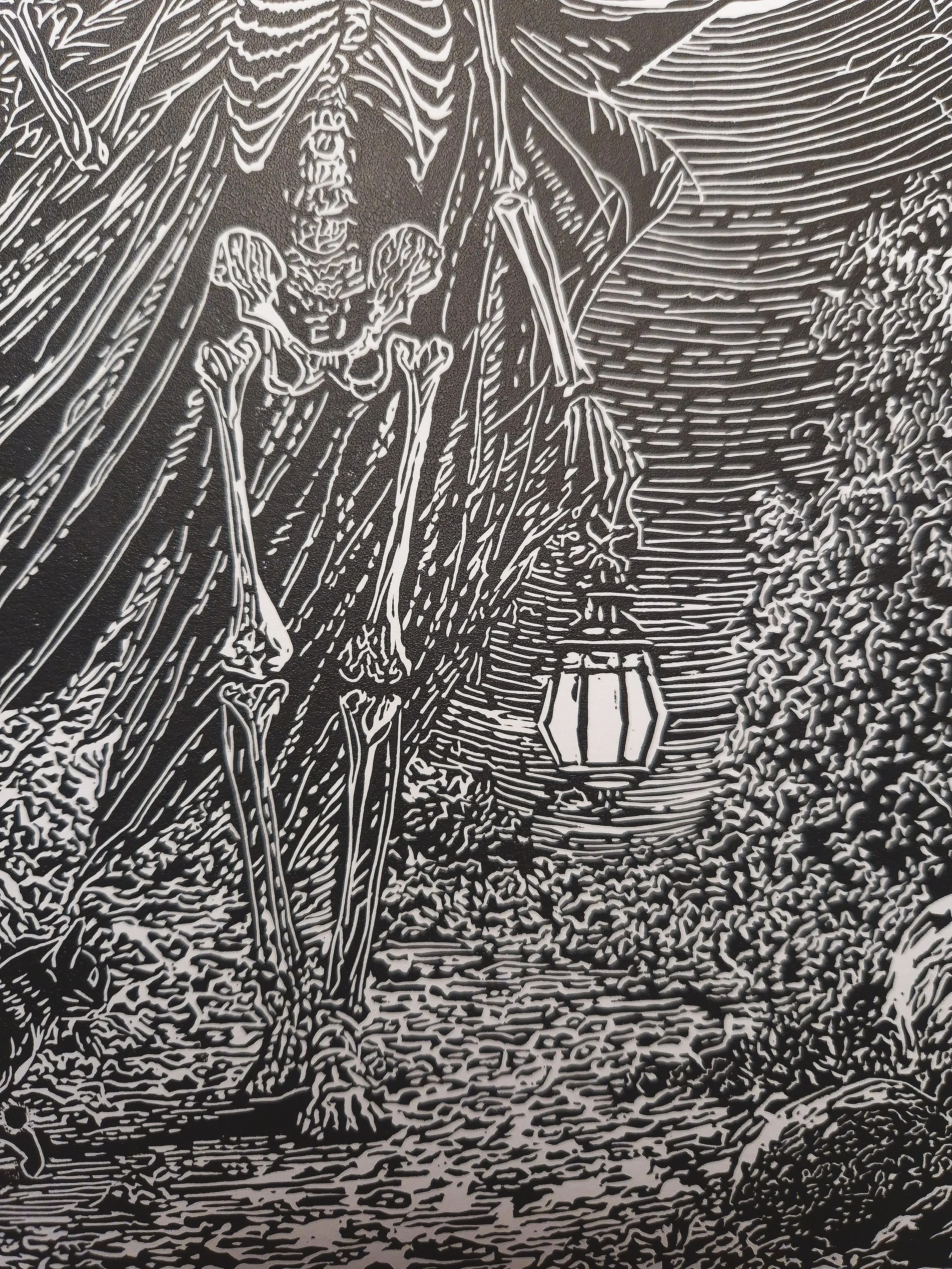 Gros plan sur les lignes et textures de la cape dans la linogravure « Le Guide et le Gardien » – linogravure artisanale.