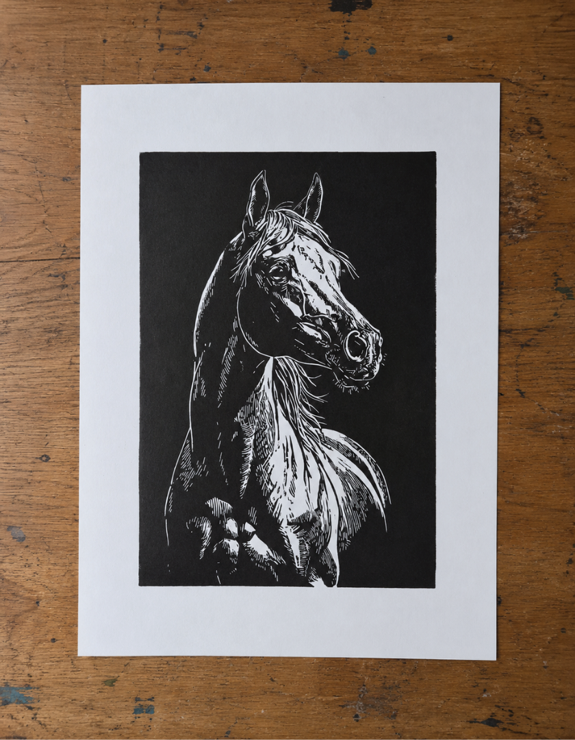 estampes_de_minuit_simoun_linogravure_cheval_noir_et_blanc.png