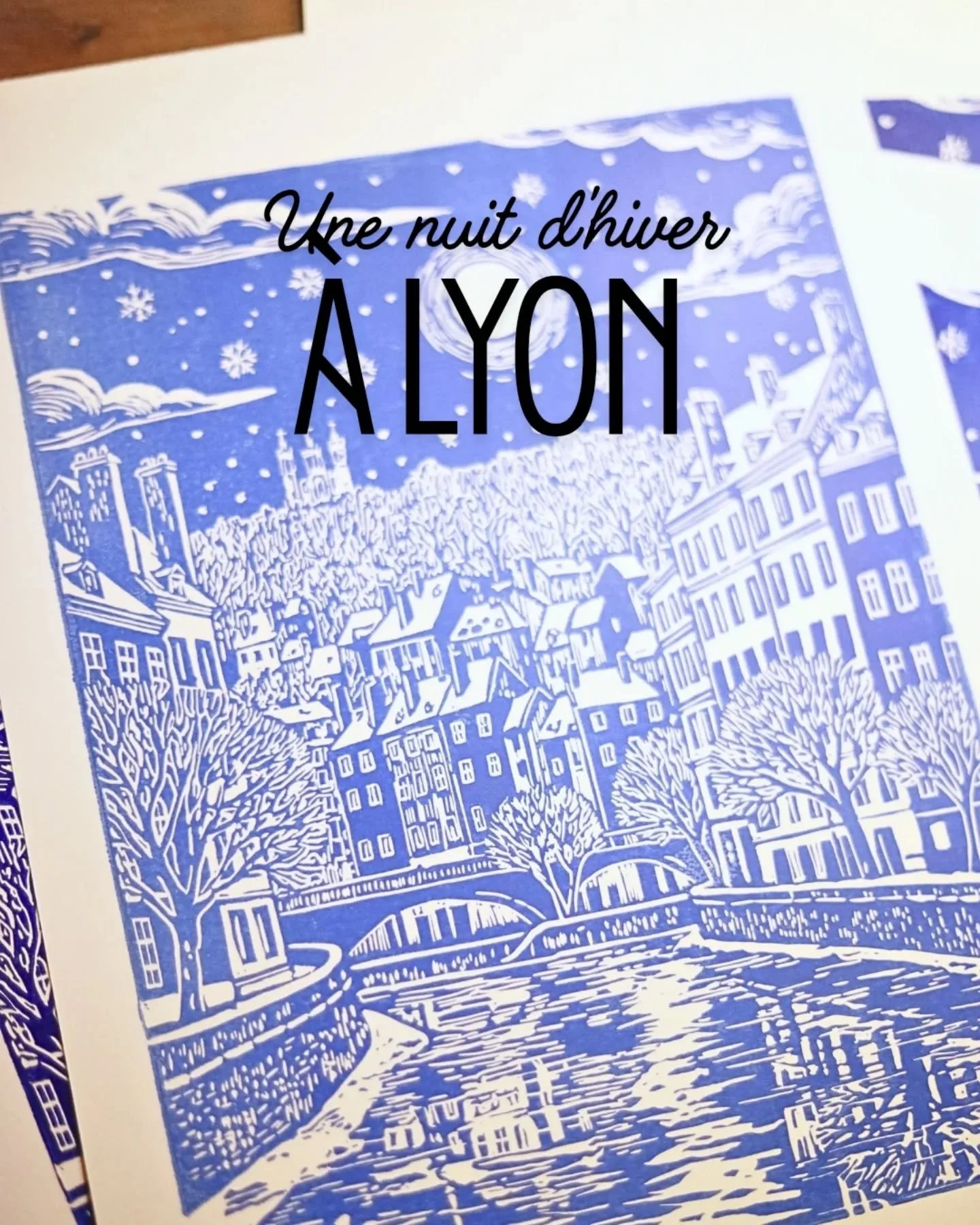 Nouvelle estampe &agrave; l&rsquo;atelier : &laquo; Ville de Lumi&egrave;res &raquo; 🌙

Une nuit d&rsquo;hiver &agrave; Lyon, les fa&ccedil;ades &eacute;clair&eacute;es, le froid sur les quais et la Sa&ocirc;ne qui refl&egrave;te toute la ville&hell