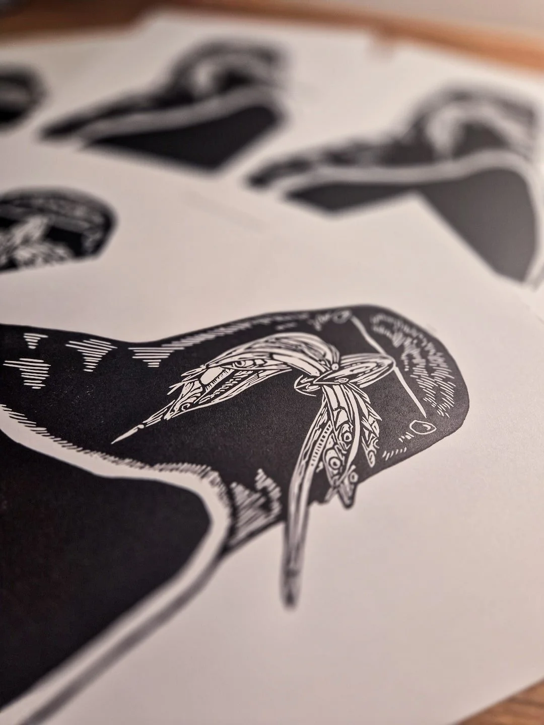 Le Festin, vu de pr&egrave;s 🐧
D&eacute;tail de ma linogravure, grav&eacute;e et imprim&eacute;e &agrave; la main dans mon atelier &agrave; Lyon.
Les tirages sont maintenant dispo sur ma boutique Etsy (lien en bio). ✨️

#linogravure #linocut #printm