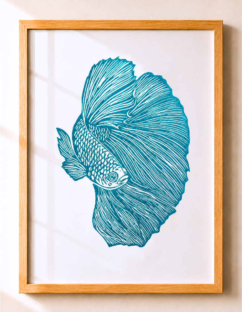 linogravure_aro_poisson_combattant_turquoise_estampes_de_minuit_encadree.png