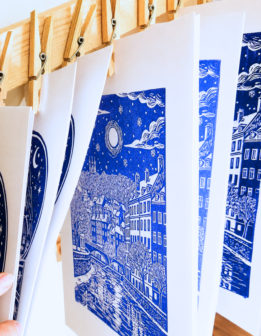 linogravure_ville_de_lumiere_lyon_bleu_sechage_estampes_de_minuit.png