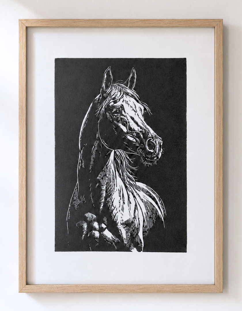 estampes_de_minuit_simoun_linogravure_cheval_noir_et_blanc_encadree.png