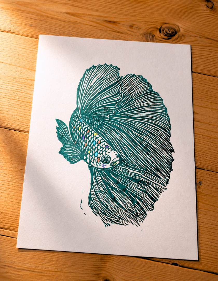 linogravure_aro_poisson_combattant_turquoise_ecailles_estampes_de_minuit.png
