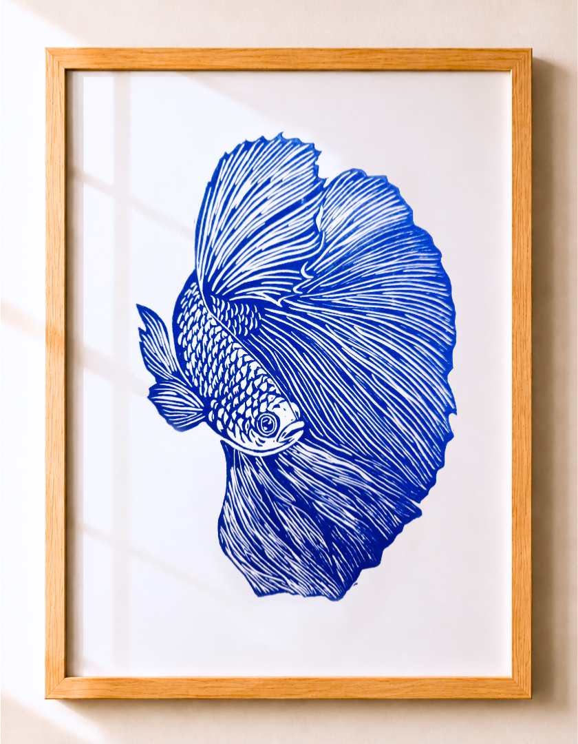 linogravure_aro_poisson_combattant_bleu_estampes_de_minuit_encadree.png