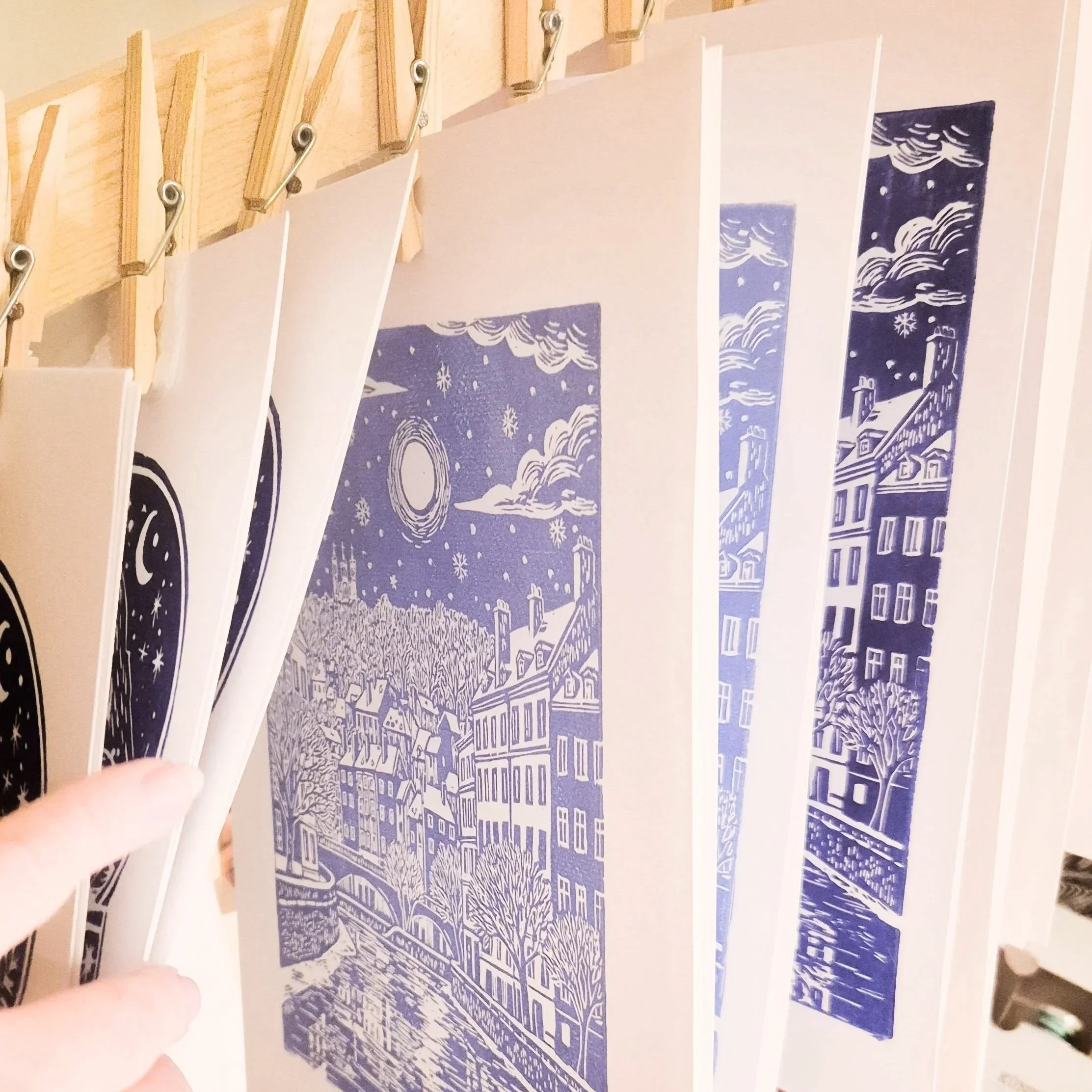 linogravure-artisanale-estampes-de-minuit-ville-de-lumieres-sechage.jpg