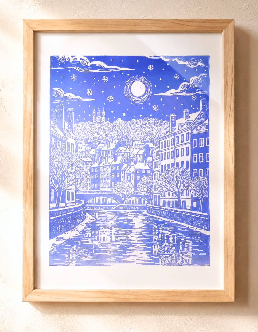 linogravure_ville_de_lumiere_lyon_bleu_doux_encadree_estampes_de_minuit.png