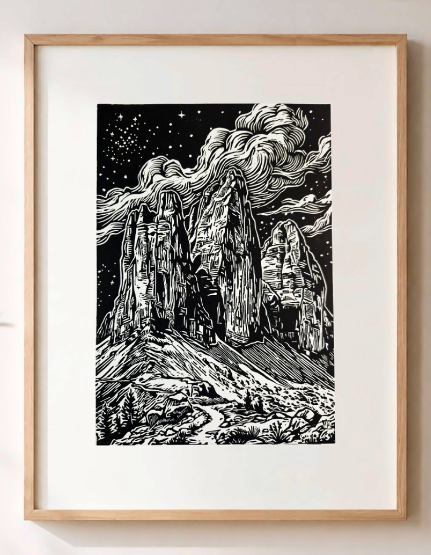 linogravure_artisanale_dolomites_encadree_deco_murale_estampes_de_minuit.png