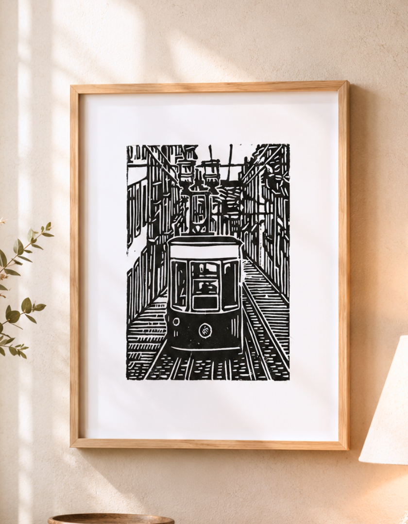ville_inclinee_lisbonne_estampes_de_minuit_linogravure_encadree.png