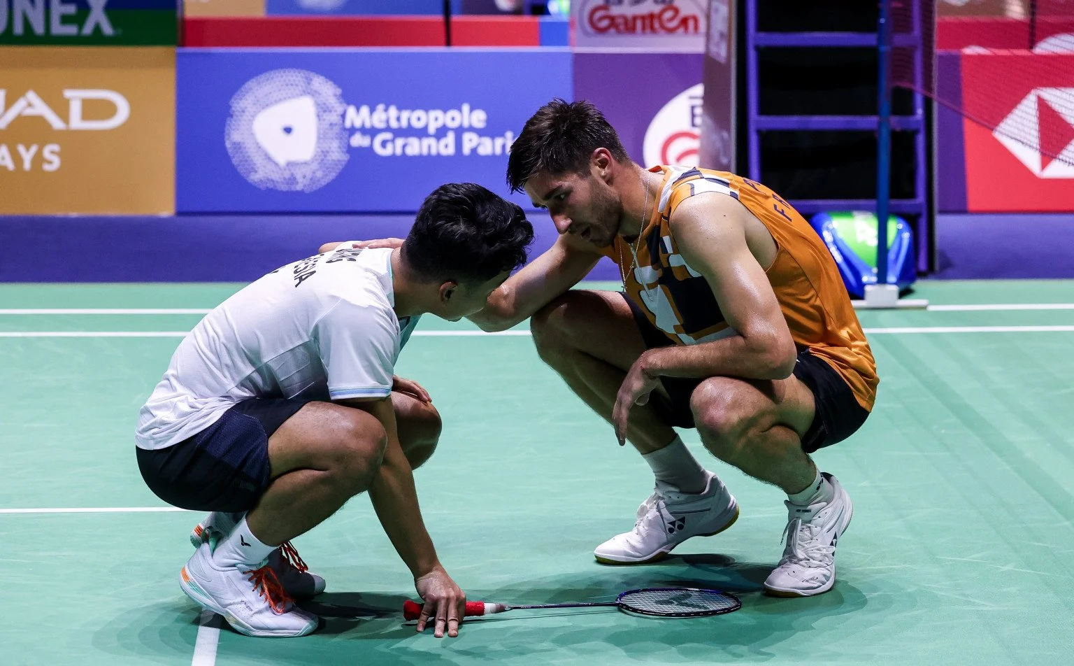 Toma Junior Popov consoles Anthony Ginting