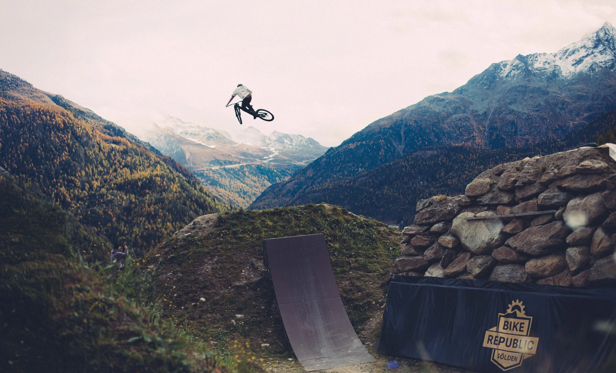 Dynamische Mountainbike- und Downhillaufnahmen für Sponsoring, Social Media, Werbung und hochwertigen Outdoor-Content.