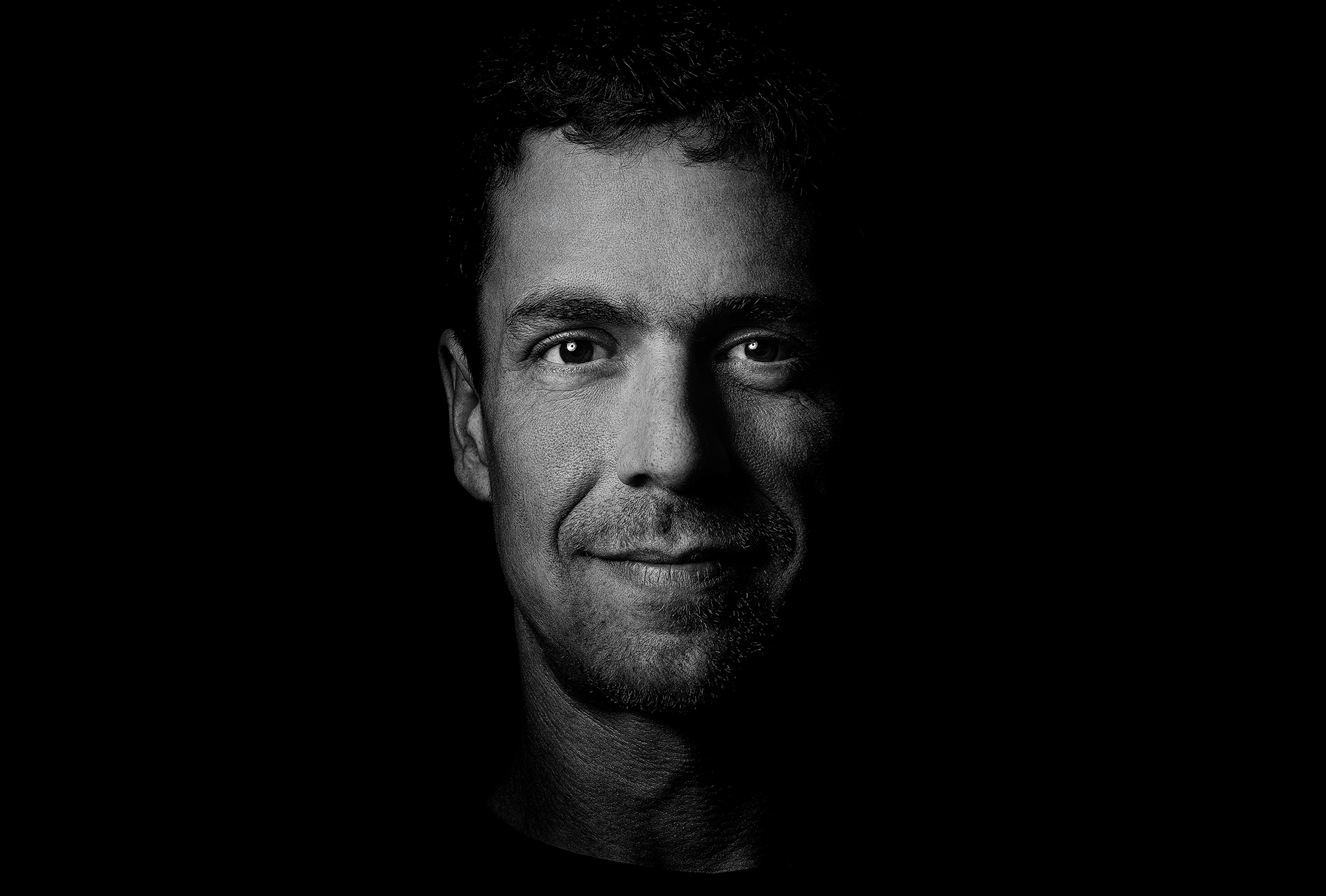 Hochwertiges Corporate Portrait eines Unternehmers für Executive Branding, LinkedIn, Presse und professionelle MarkenkommunikationChris Reichl Portrait.