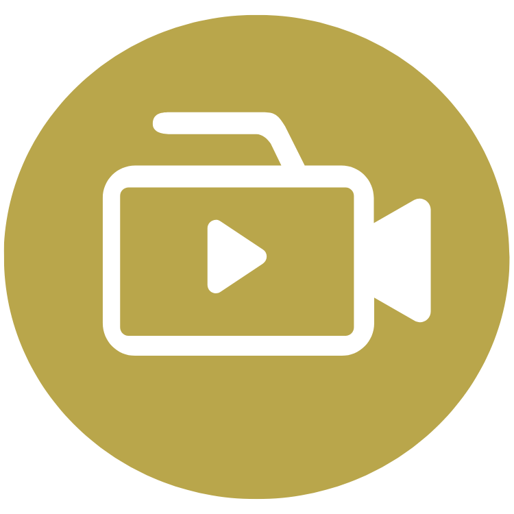 Symbol eines Videoaufnahmegeräts mit Play-Button in der Mitte, auf goldigem Hintergrund.