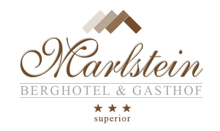Logo des Harstain Berghotels mit drei Bergspitzen in verschiedenen Brauntönen, der Name 'Harstain' in eleganter Schrift, darunter 'BERGHOTEL & GASTHOF' und drei Sterne mit der Bezeichnung 'superior'.