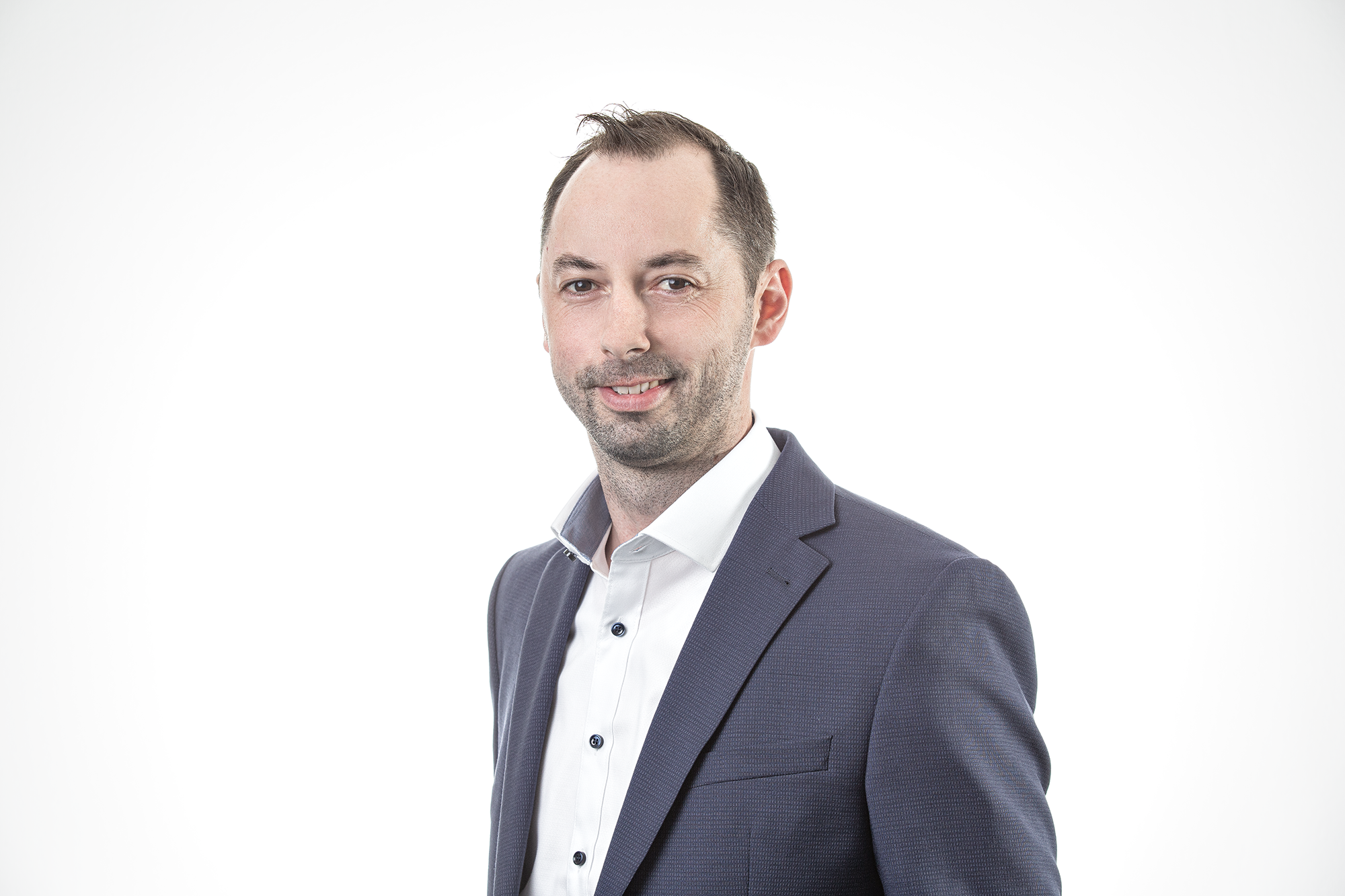 Porträt eines Mannes in formeller Kleidung gegen weißen Hintergrund