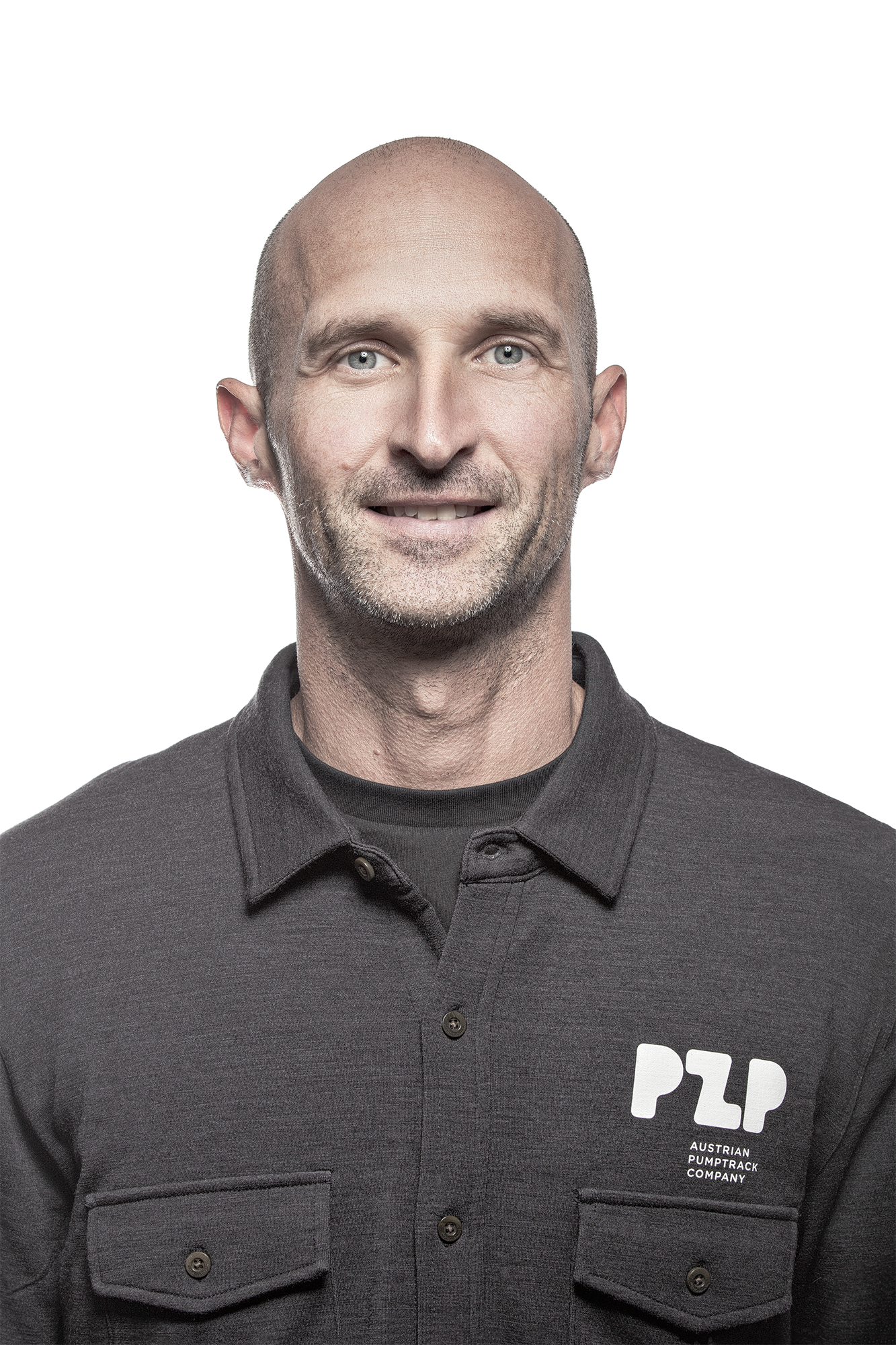 Freundliches Businessportrait eines österreichischen Unternehmers und Pumptrack-Gründers mit sportlichem Corporate-Konzept