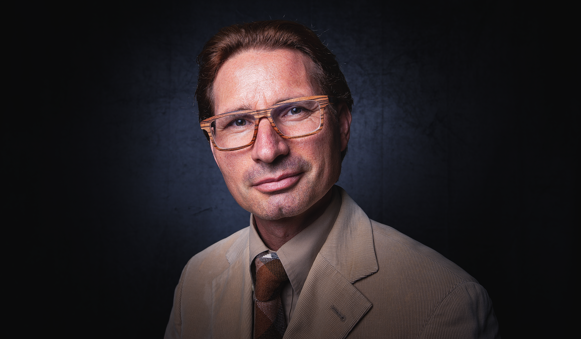 Hochwertiges Close-up Businessportrait eines Geschäftsführers mit modernem Styling und präziser Beauty-Retusche für Corporate Branding