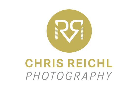 Logo mit goldfarbenem Kreis und den Buchstaben RG, darunter der Name Chris Reichl Photography.