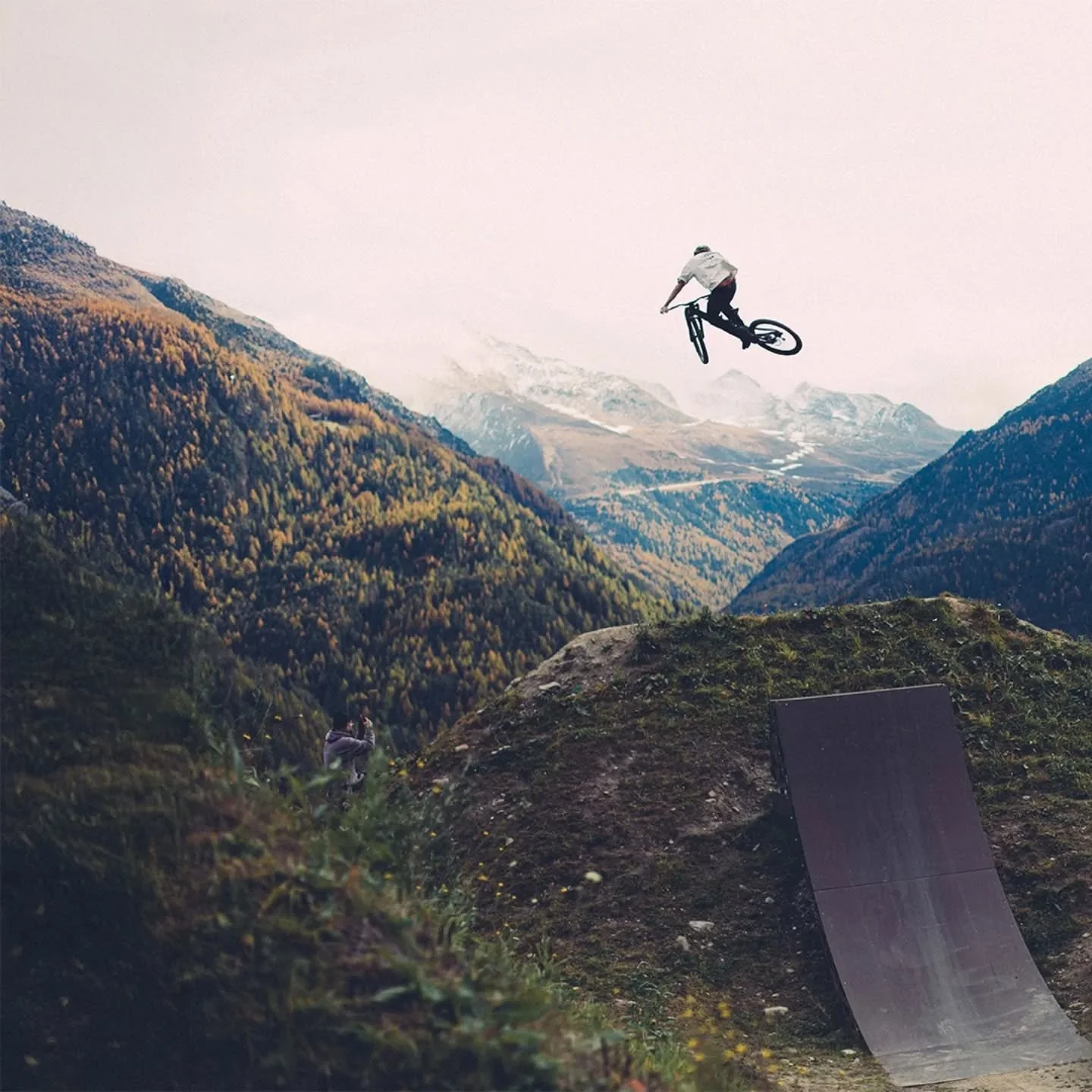 📍S&ouml;lden &ndash; Bike Republic Dirt District
Heute stand unser Scouting Day an &ndash; und was sollen wir sagen: WOW! 🤯
Dieser Park ist nicht nur riesig, sondern auch bis ins Detail durchdacht &ndash; ein echtes Paradies f&uuml;r Rider und Foto