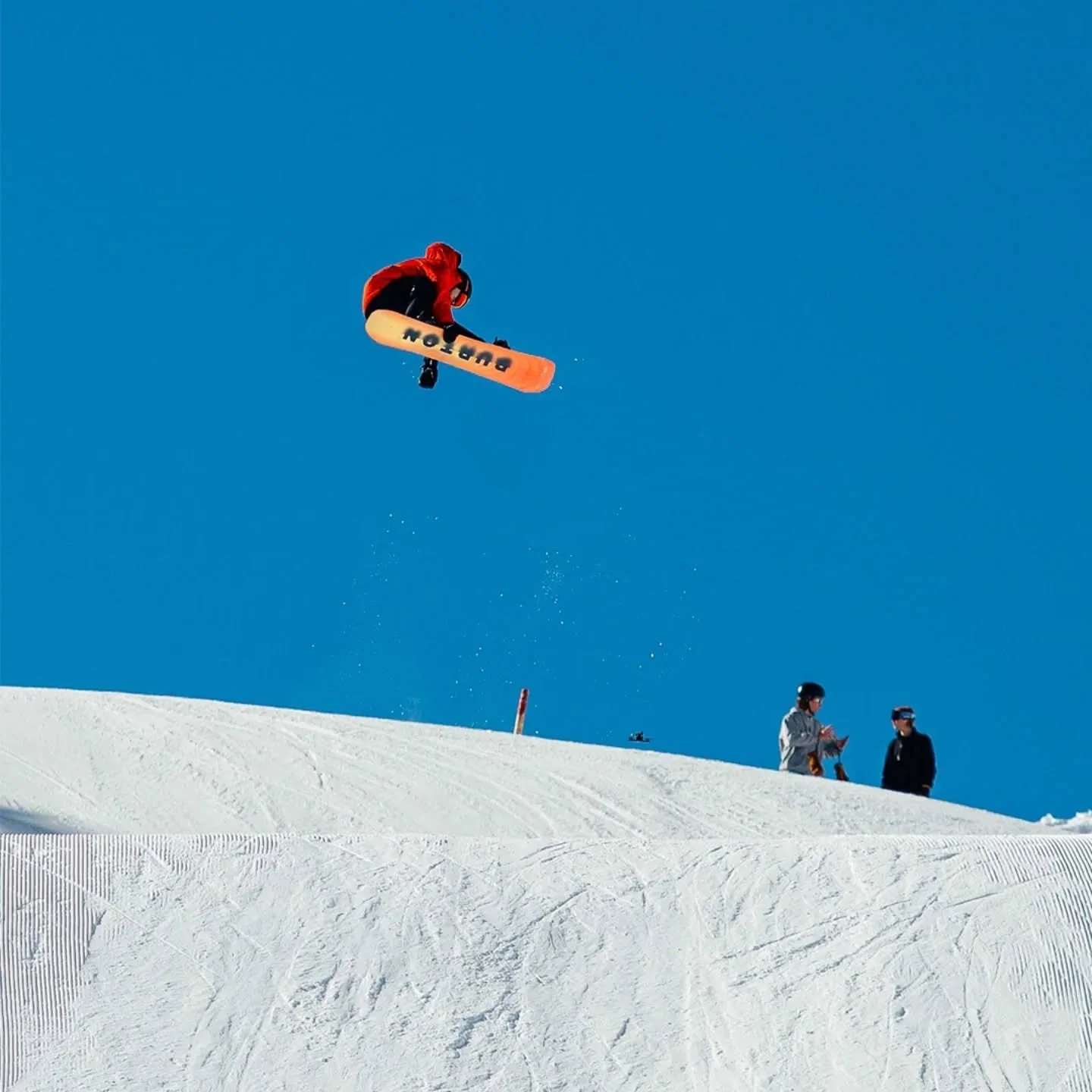 📸 Endlose Winter &ndash; und ich kann einfach nicht genug davon bekommen.
W&auml;hrend andere den Sommer herbeisehnen, lebe ich f&uuml;r Schneefall, klare Bergluft und unber&uuml;hrte H&auml;nge ❄️. Jeder Schritt im Tiefschnee, jeder Atemzug auf 2.5