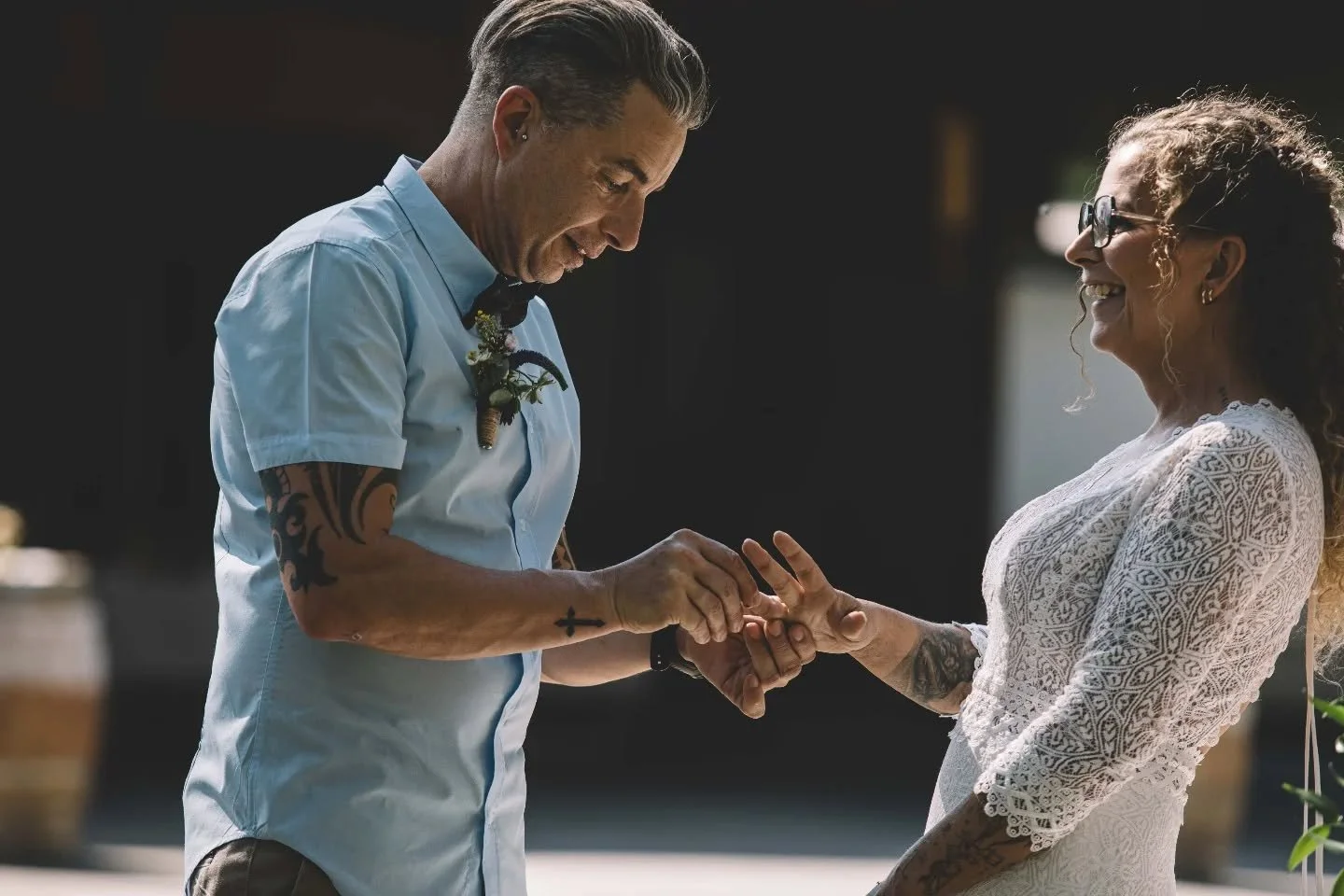 ✨ Ein Moment der Dankbarkeit ✨

Wieder einmal durfte ich eine gro&szlig;e Hochzeit begleiten &ndash; und es erf&uuml;llt mich mit tiefer Dankbarkeit. 💍📸

Die freie Zeremonie war ein super Kontrast zu kirchlichen Trauungen, ein naturverbundendes Ere