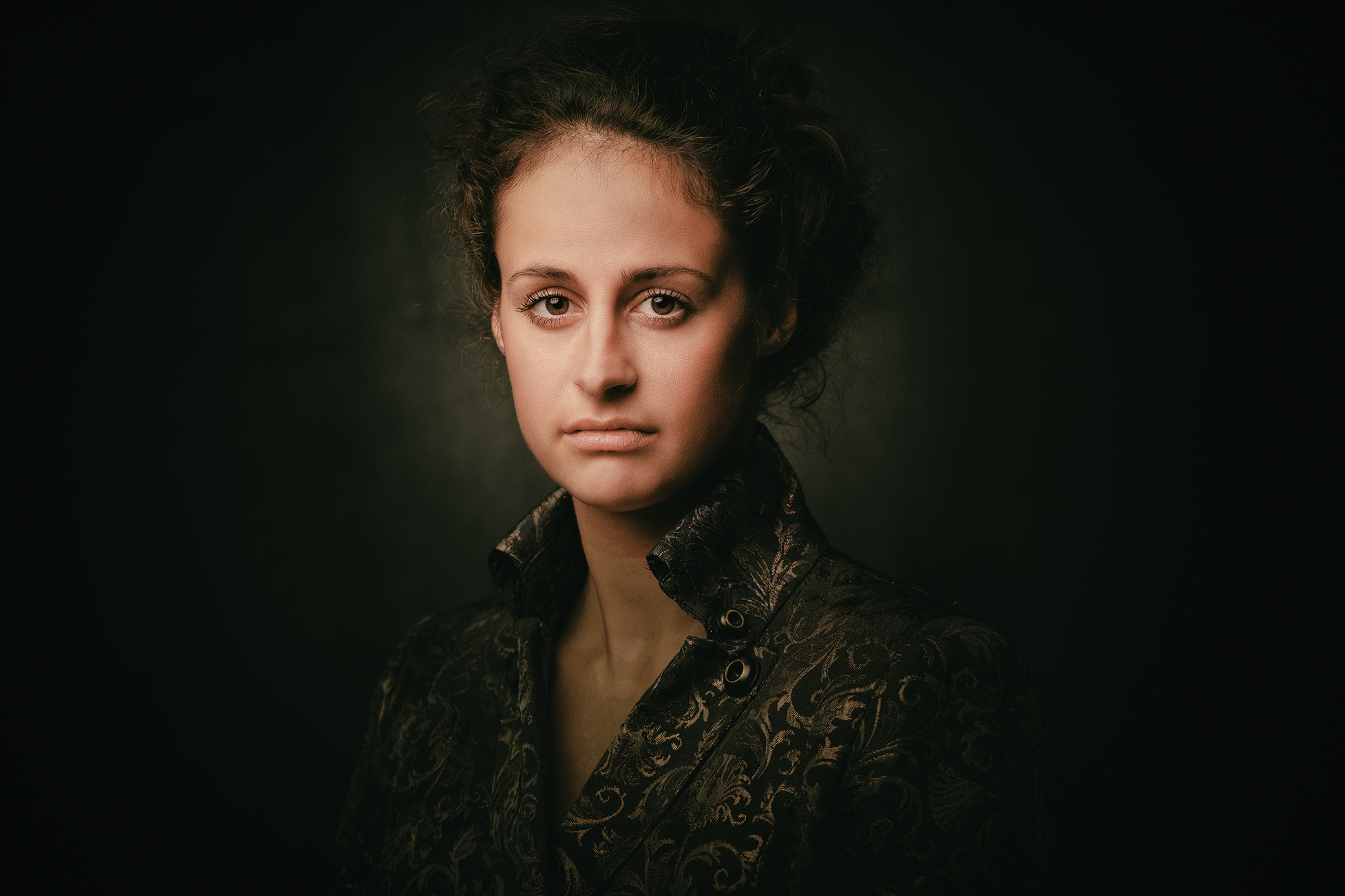 Künstlerisches Portrait im Renaissance-Stil mit cineastischer Beauty-Retusche und hochwertiger Editorial-Ästhetik aus Gold