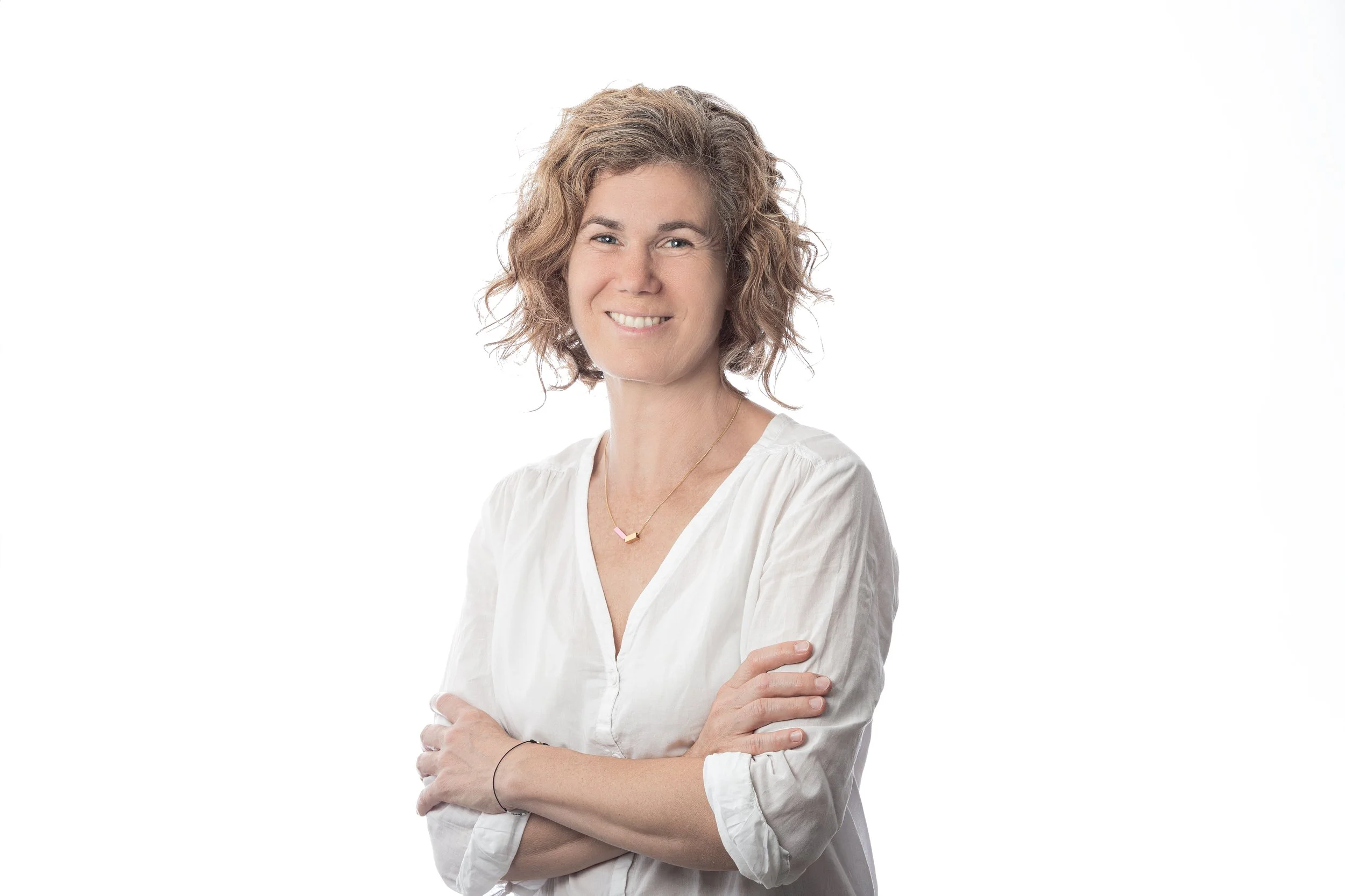 Moderne Portraitfotografie einer Gründerin im minimalistischen Studio für Brand Design und Personal Branding im deutschsprachigem Raum