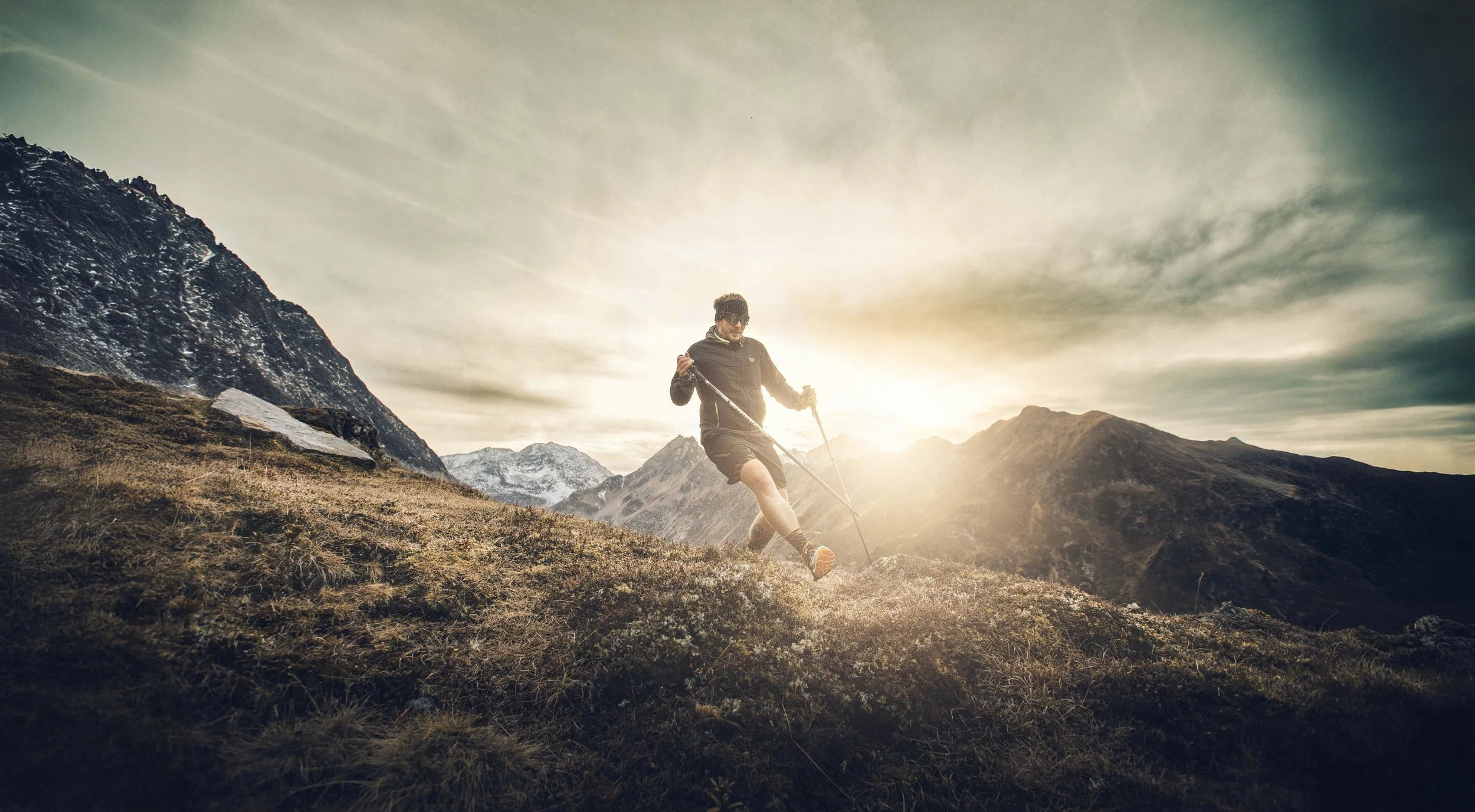 Authentische Trailrunningfotografie im alpinen Outdoorumfeld für Sportmarken, Kampagnen und moderne Adventureproduktionen.