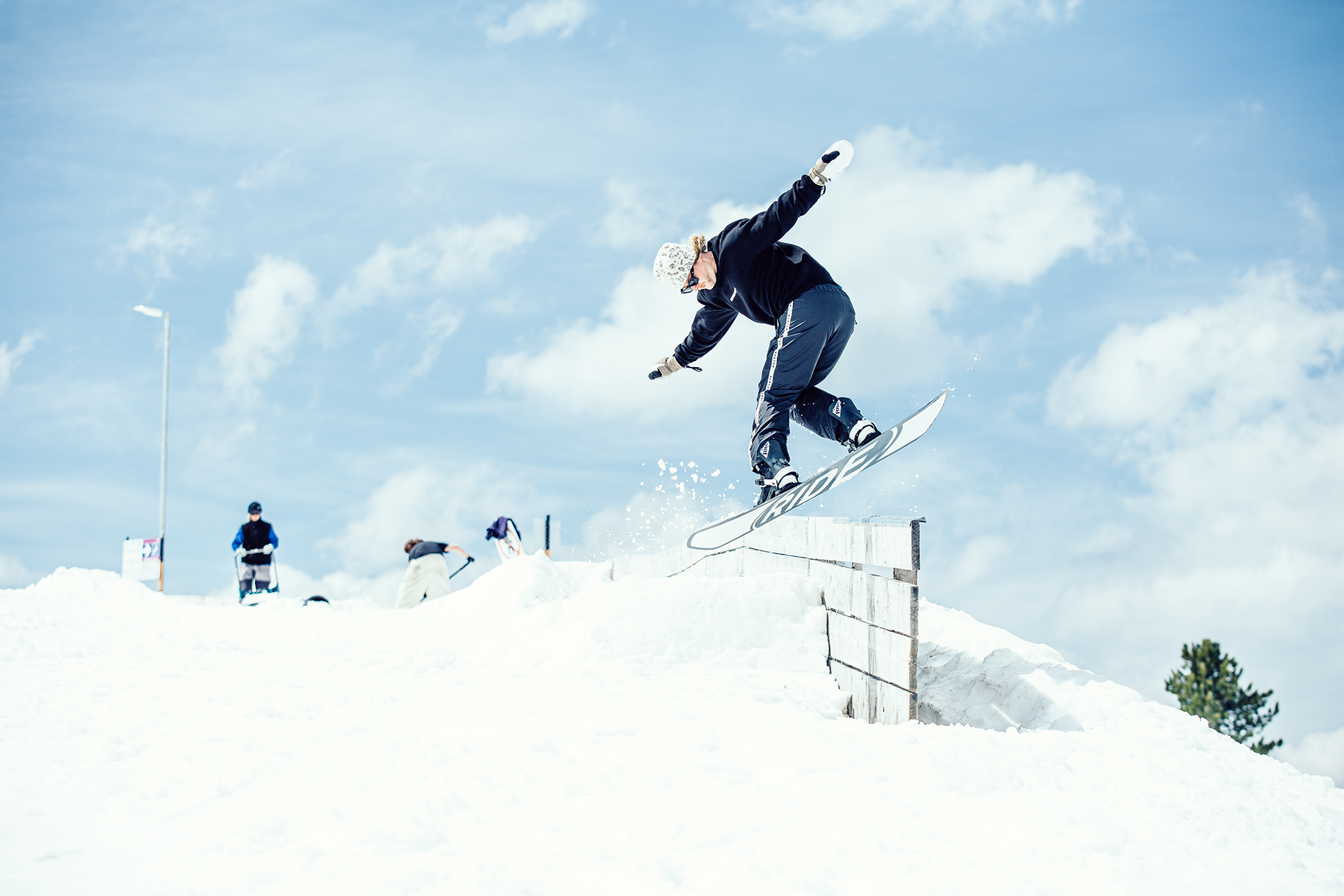 Moderne Snowboardfotografie für Freestyle, Powder und alpine Sportproduktionen mit Fokus auf Emotion, Bewegung und visuelles Storytelling.
