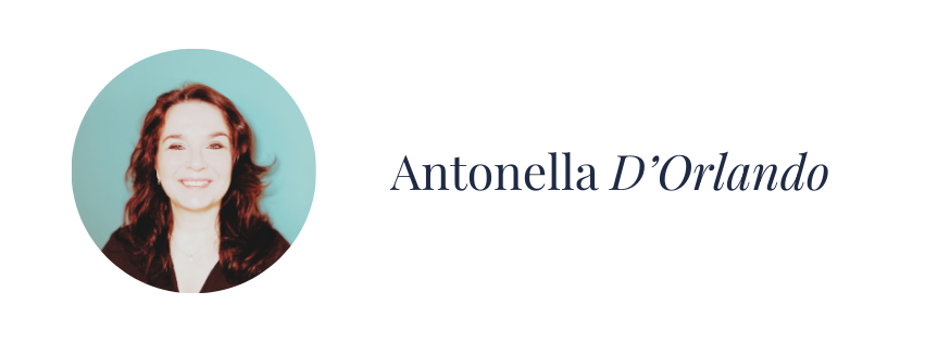 Fotografia di una donna con capelli ricci rossi e sorriso, affiancata dal nome Antonella D'Orlando scritto a lato.
