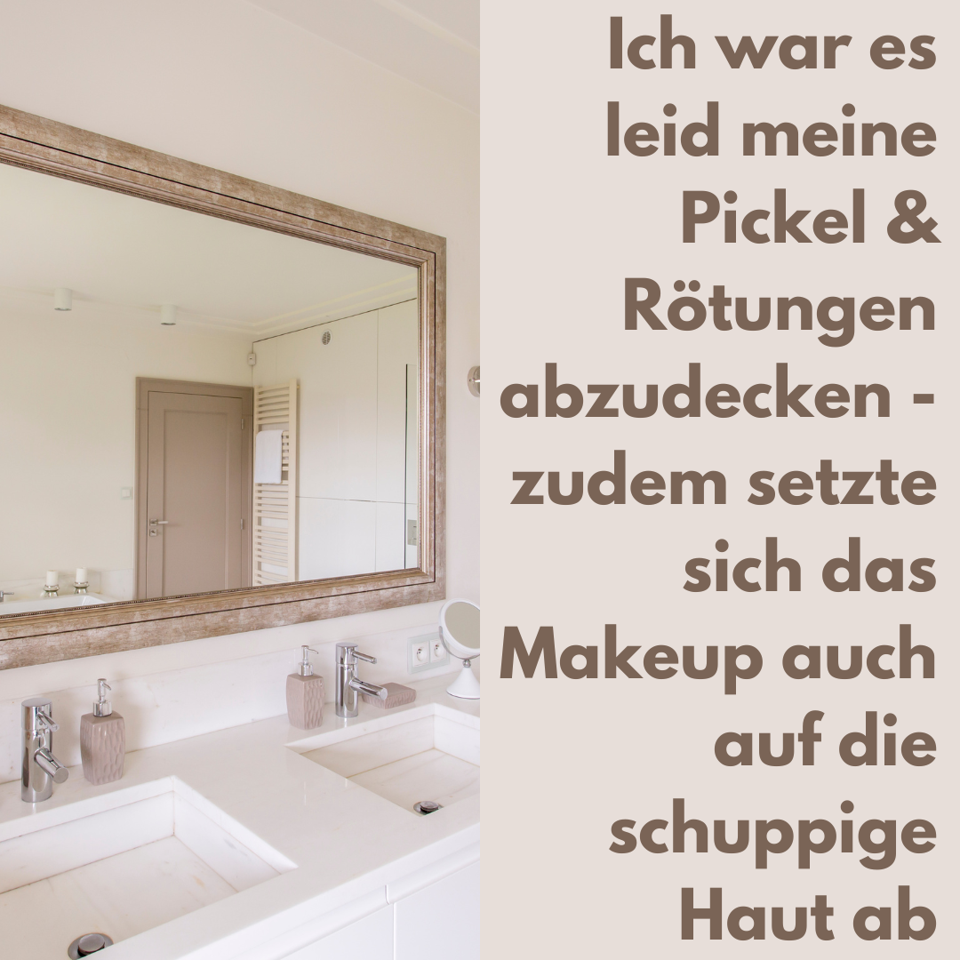 Ein Badezimmer mit zwei Waschbecken, einem großen Wandspiegel, Handtüchern und Pflegeprodukten auf der Ablage.