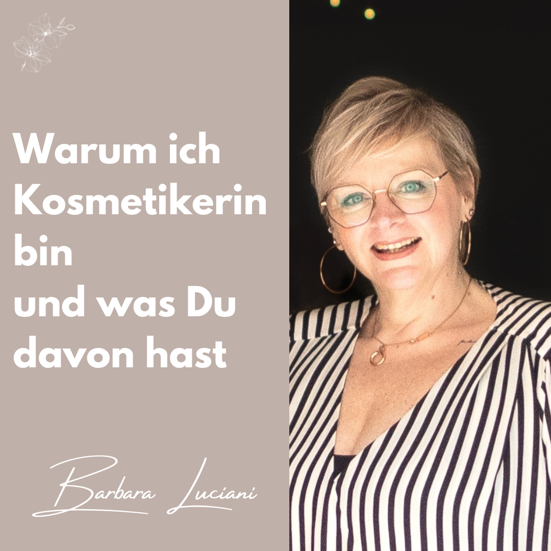 Ein Porträt einer lachenden Frau mit kurzen blondem Haar, Brille, goldenen Ohrringen und einer schwarzen und weißen gestreiften Bluse, vor einem dunklen Hintergrund.