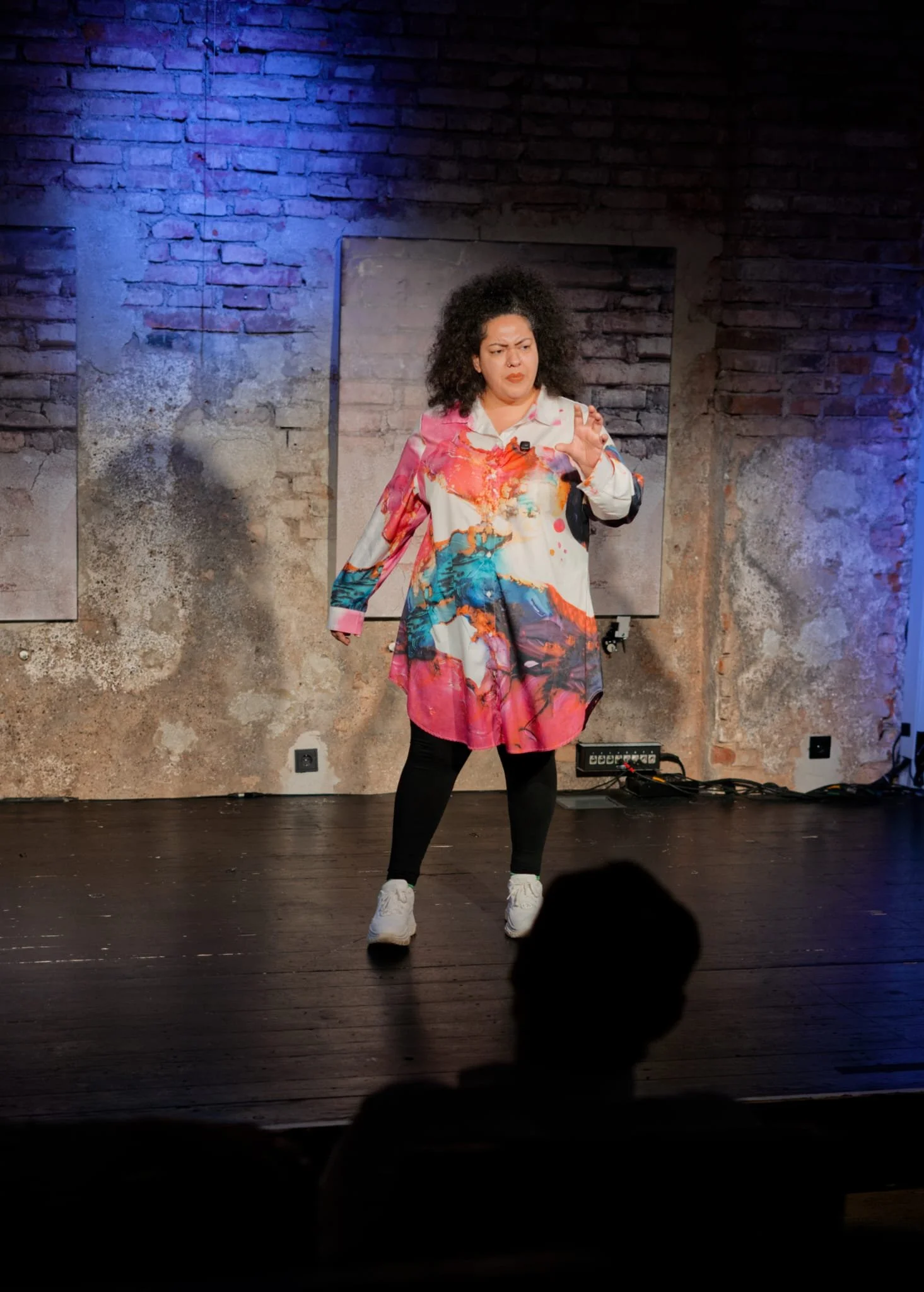 Latifa spricht auf einer Bühne