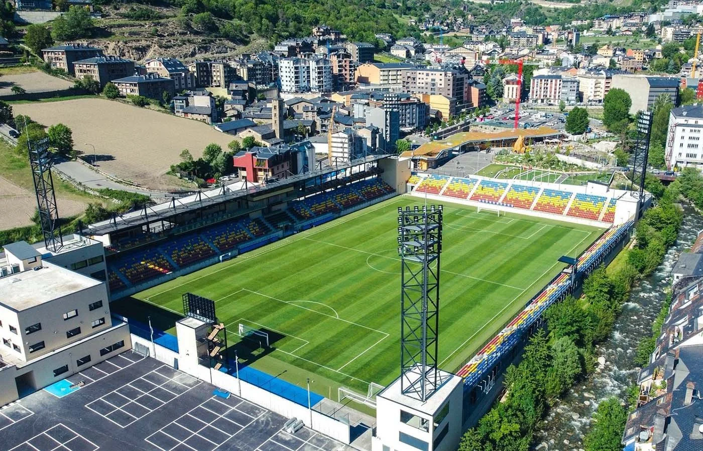 Foto àerea de l'estadi del FC Andorra al poble d'Encamp