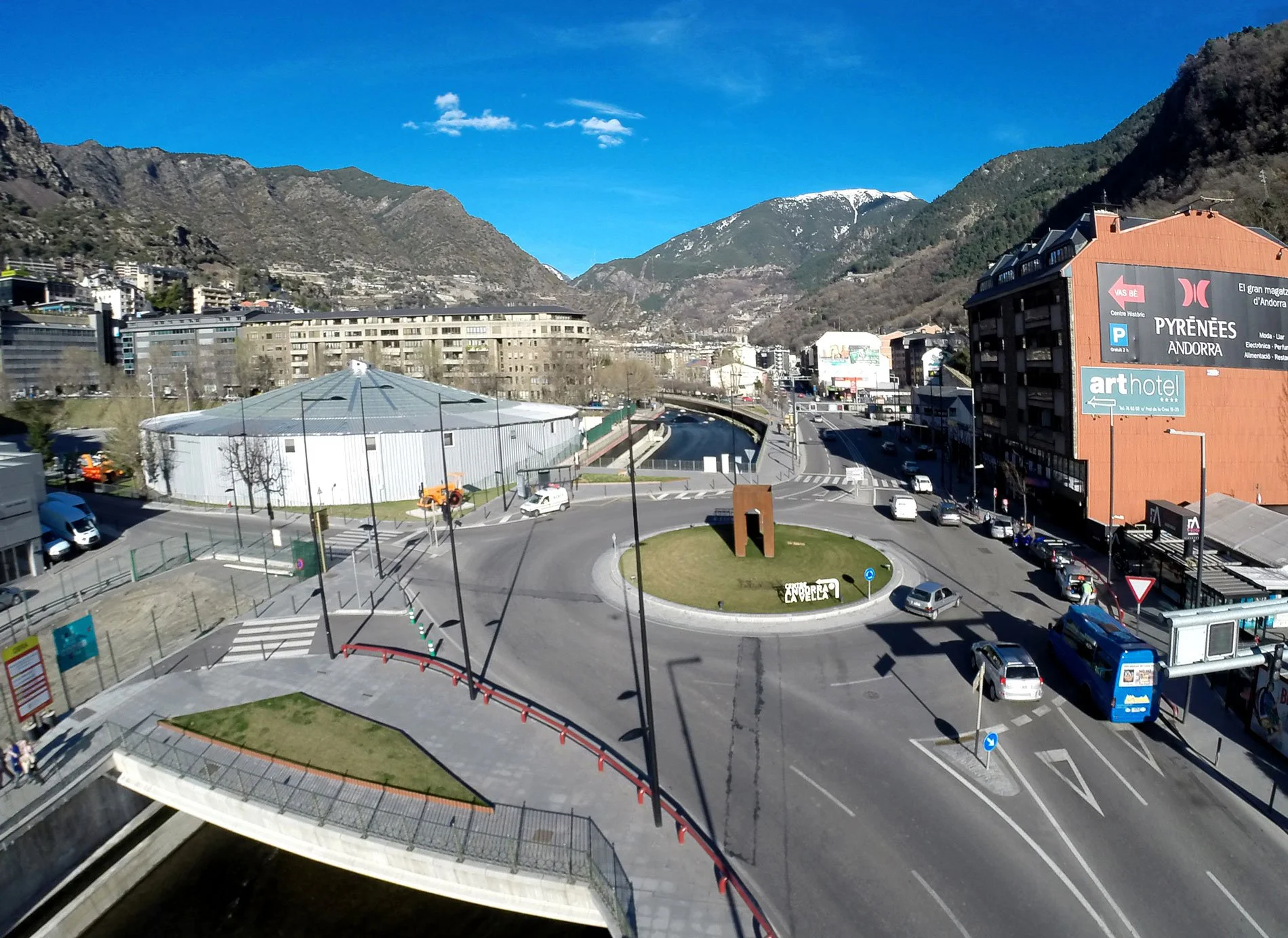 Rotonda Pont Casadet, una obra civil emblemàtica situada al costat de l'Estació Nacional d'Autobusos d'Andorra.
