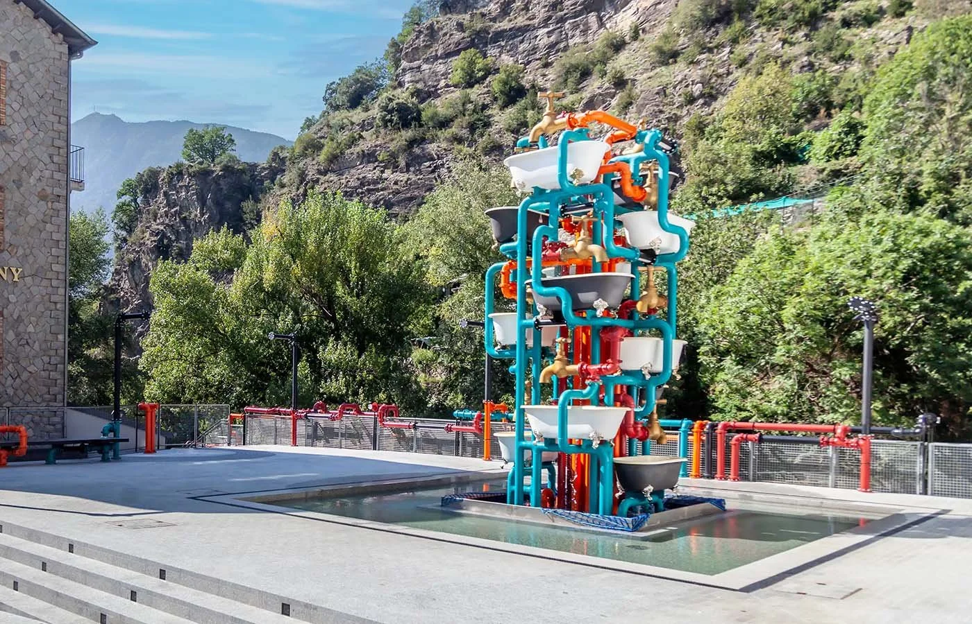 Projecte Caldes: font feta de tubs, aixetes i banyeres. Els tubs són de colors, les banyeres blanques i les aixetes són daurades.