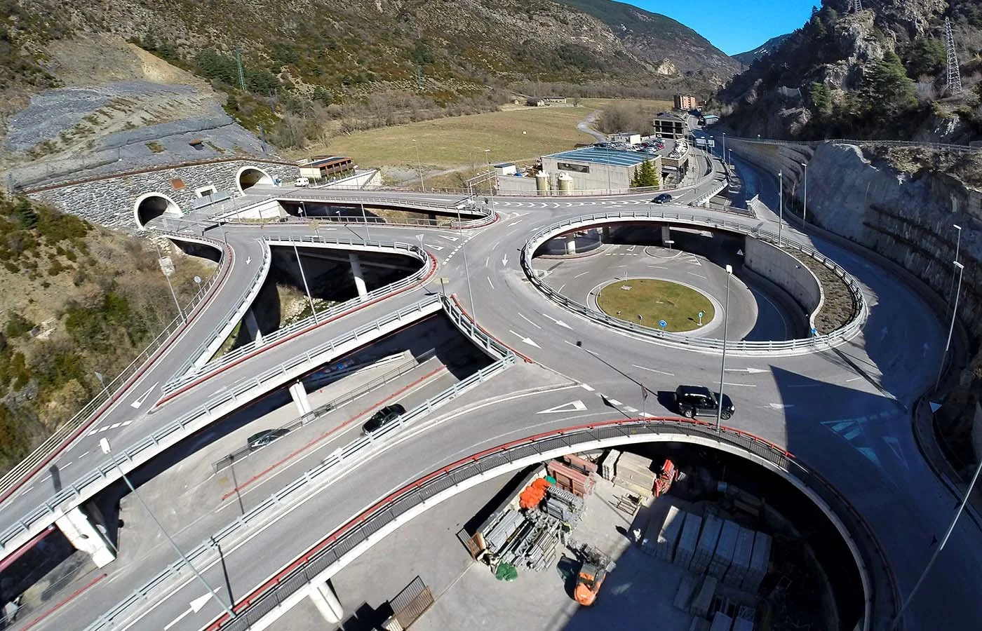 Vista aèria de la rotonda de les Dues Valires