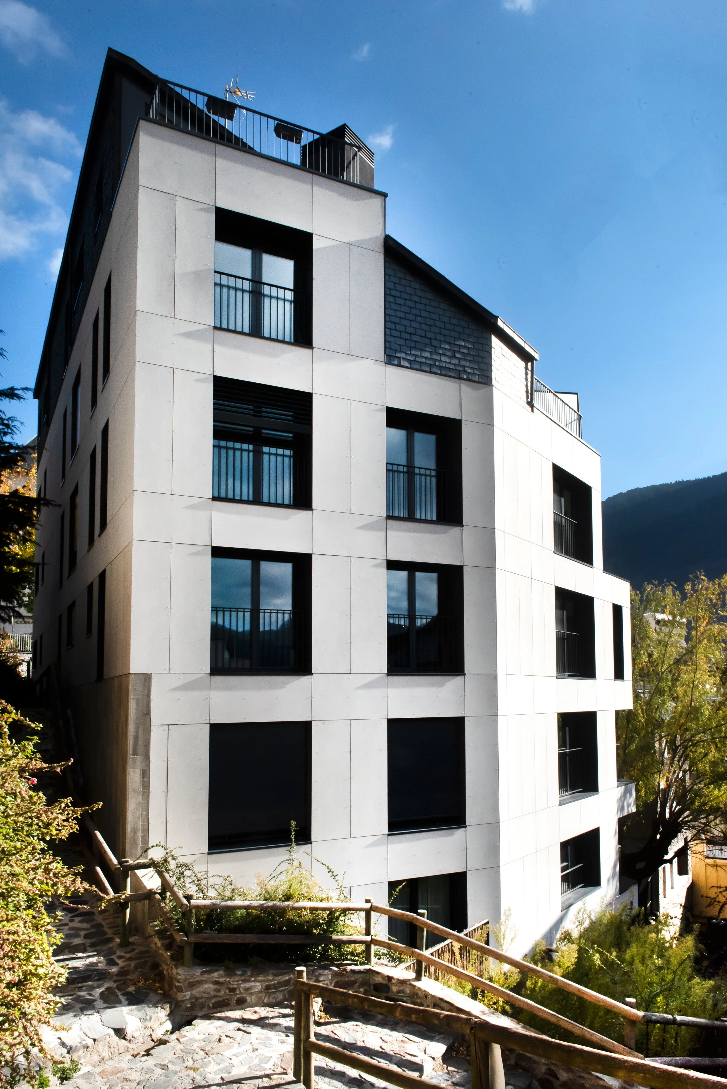 Edifici La Llacuna, realitzat per COPSA. Té la façana de color blanc i grans finestrals.