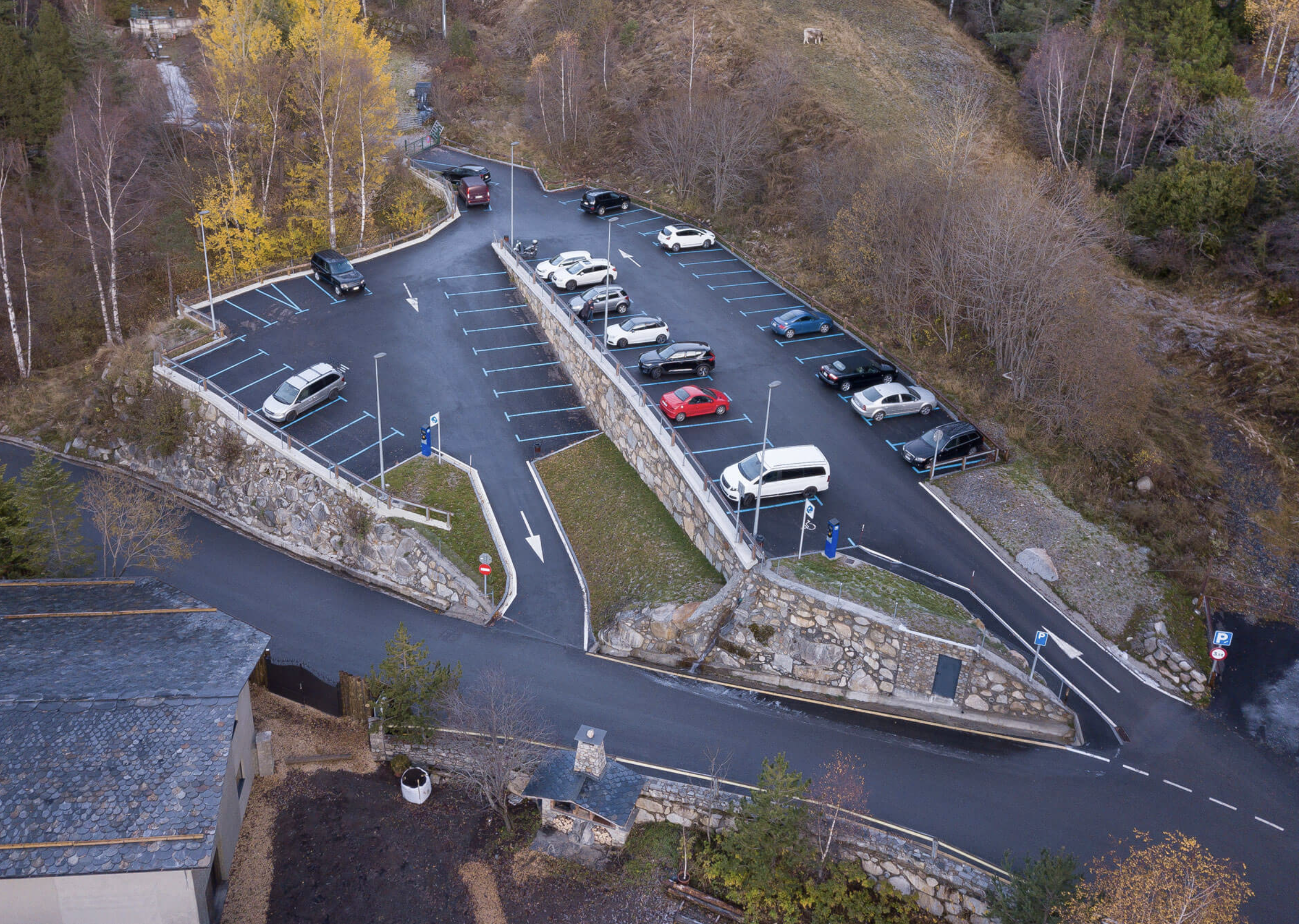 Aparcament de Les Pardihnes, horitzontal en dos nivells, situat a Encamp (Andorra).