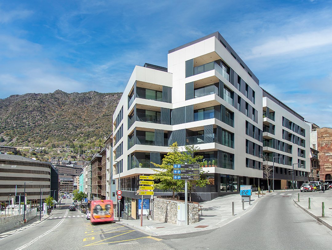 Edifici residencial amb comerç a la planta baixa. El seu nom és Borda Prat i està situat al centre neuràlgic del Principat d'Andorra.