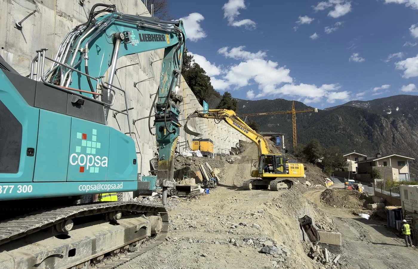 Màquines excavadores treballant en l'excavació Boigons, situada a una de les zones més prestigioses d'Andorra: Can Diumenge.