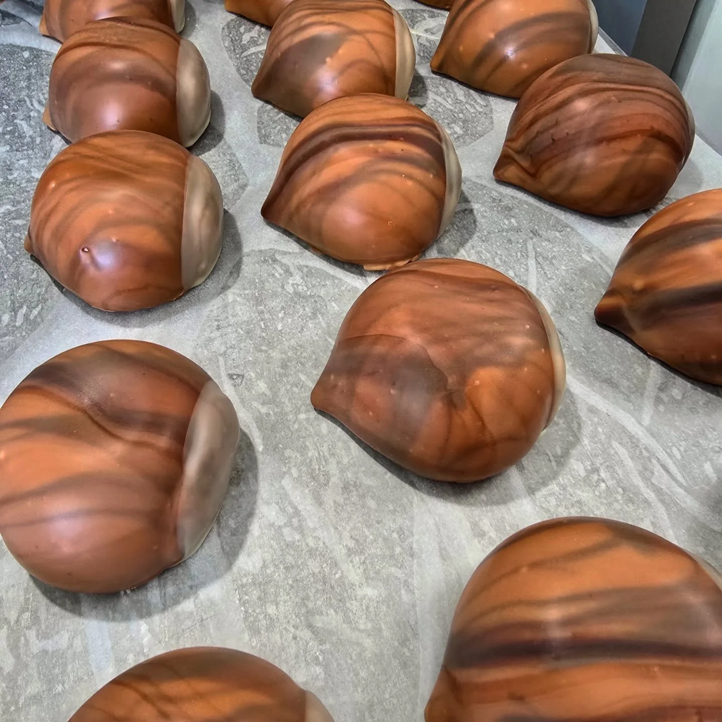 Wenn Maroni und Quitte sich treffen, entsteht pure Herbstmagie.
Unser Maroni&ndash;Quitten Dessert mit luftigem Maroni-Biskuit verbindet Tiefe, W&auml;rme und saisonale Eleganz &ndash; handwerklich veredelt in jedem Detail.

#MaroniLiebe #Quitte #Pat