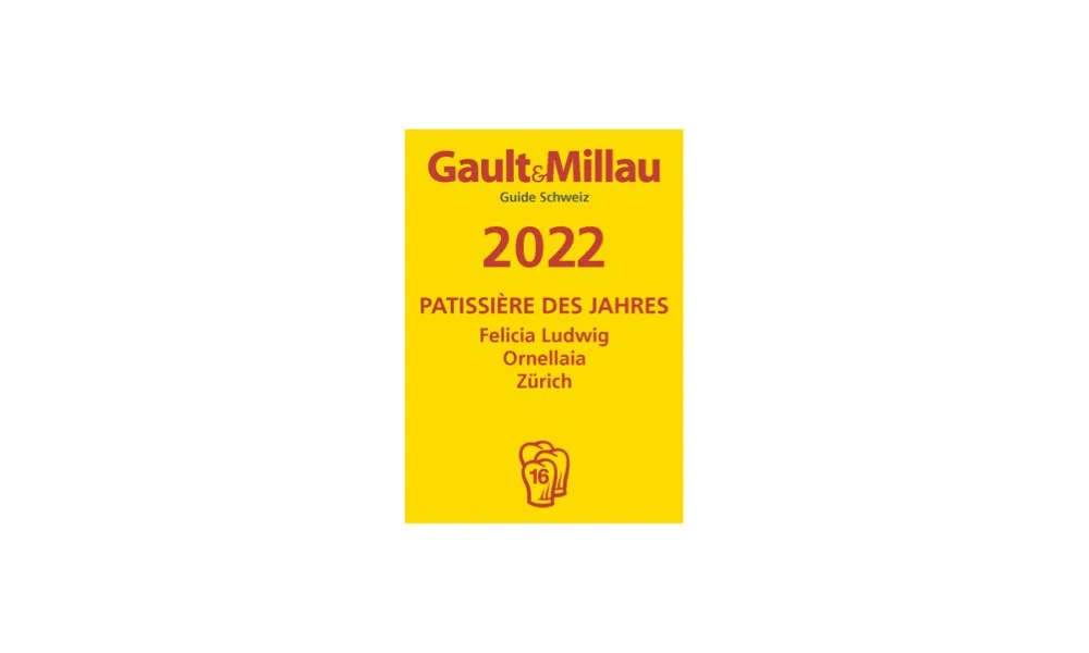 Ein gelber Magazineinband mit roter und schwarzer Schrift, Titel: »Gault & Millau Guide Schweiz 2022«. Es ist eine Auszeichnung für die beste Konditorei des Jahres, ausgezeichnet an Felicia Ludwig aus Zürich, mit einem kleinen Logo eines Bierglases mit der Zahl 16.