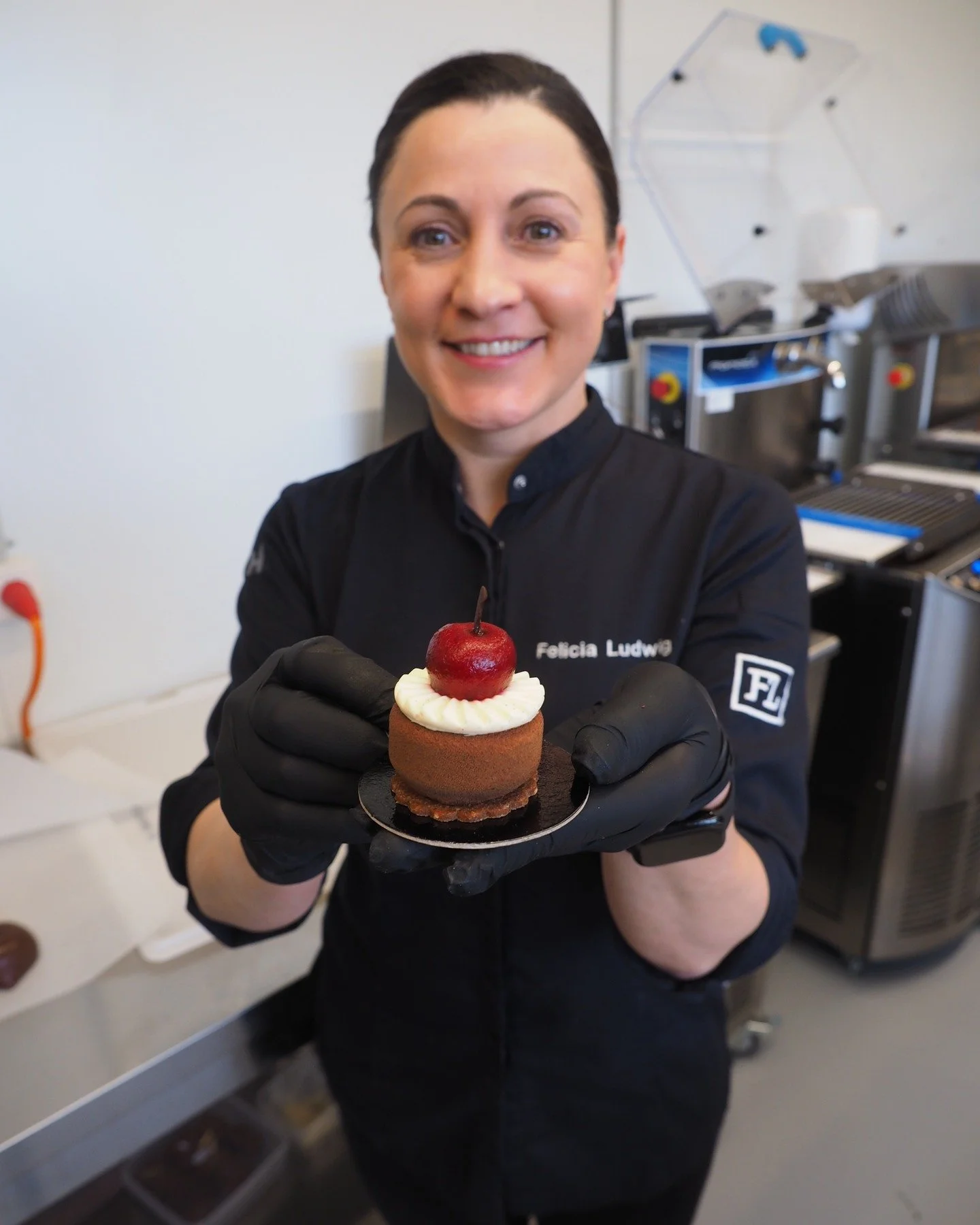 Mini Schwarzw&auml;lder neu interpretiert &ndash; pr&auml;zises Handwerk, klare Komponenten und maximaler Geschmack auf kleinstem Raum 🍒
📸by Diego Schwerzmann
#FLSweetsAG #Patisserie #Schwarzw&auml;lder #Handwerk #carmaschokolade #Z&uuml;rich #Feli