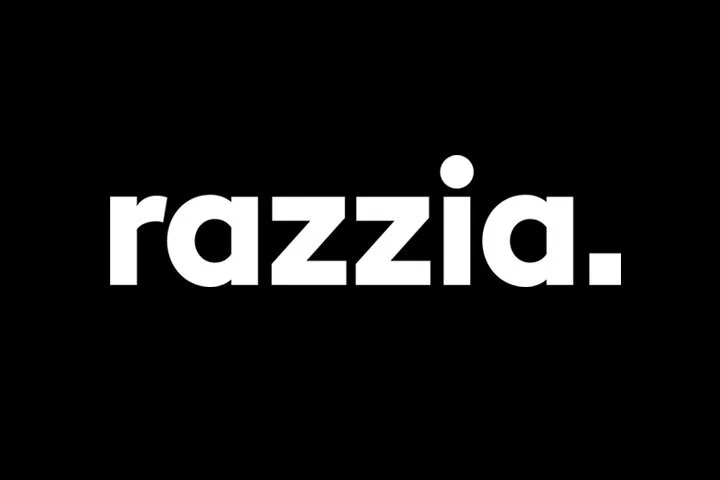 Schwarzer Hintergrund mit dem weißen Schriftzug 'razzi.'