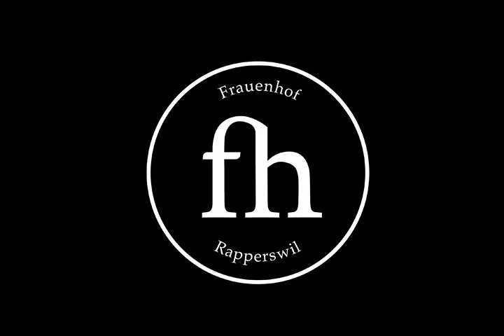 Logo mit den Buchstaben 'fh' in der Mitte, umgeben von einem Kreis, mit den Worten 'Frauenhof Rapperswil'.