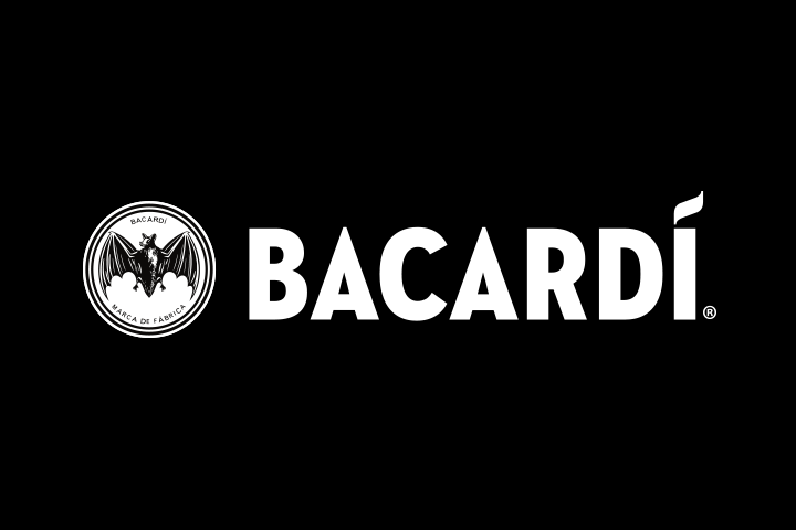 Das Bild zeigt das Bacardi-Logo mit schwarzem Hintergrund, weißem Text und einem emblematischen Bat-Symbol auf der linken Seite.
