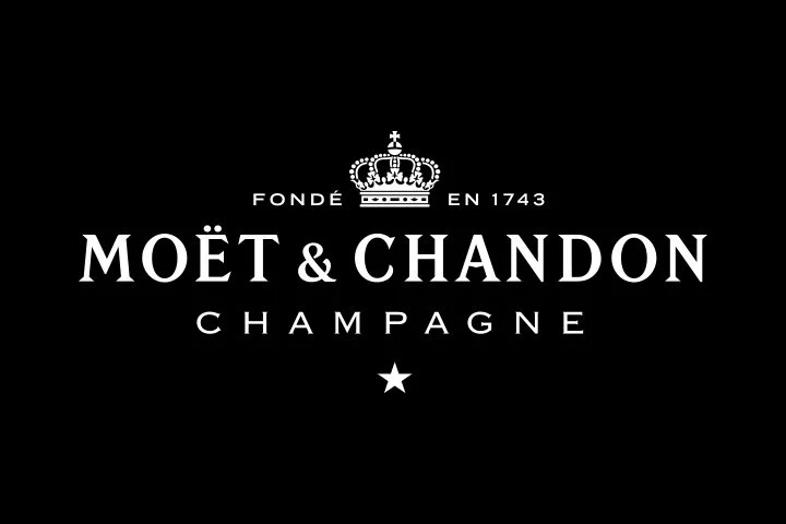 Logo von Moët & Chandon Champagne mit Krone und Text auf schwarzem Hintergrund.