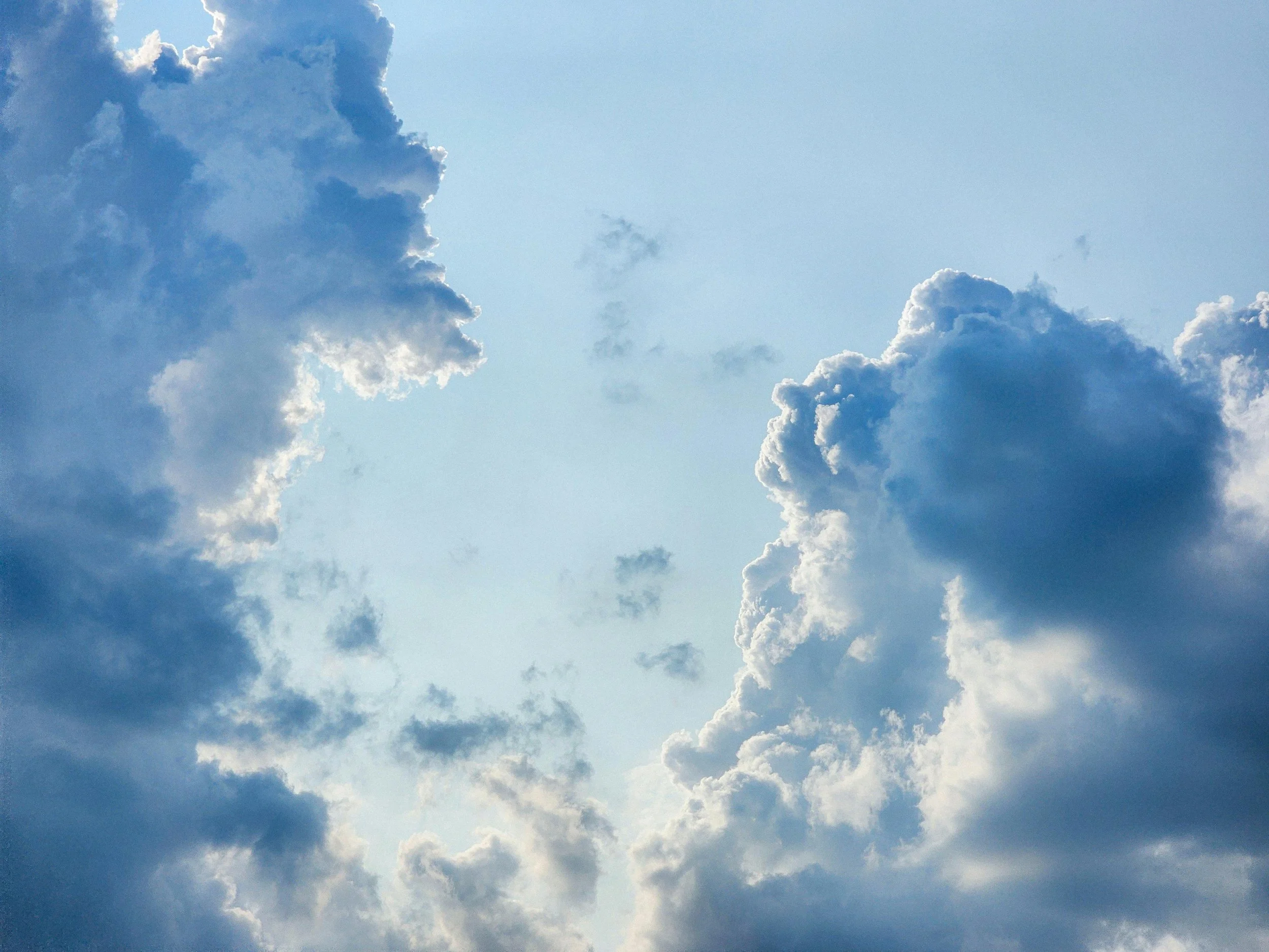 tisztuló ég felhőkkel